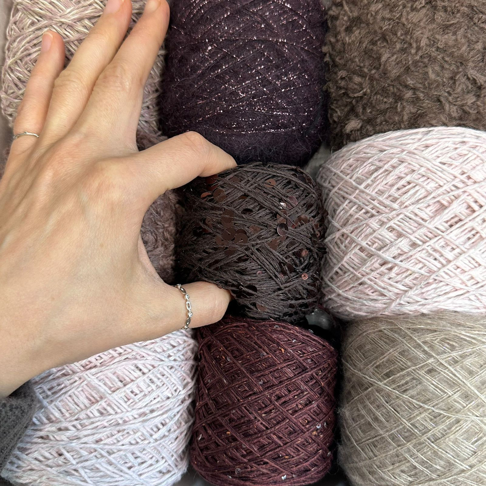 Набор итальянской фантазийной пряжи для джемпера "АННА КАРЕНИНА"; Состав: кашемир, кидмохер, меринос, альпака, хлопок, люрекс, пайетки. общий вес: 540 гр