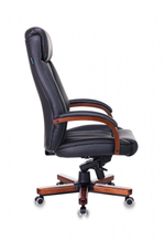 Кресло руководителя Бюрократ T-9922WALNUT, черный, кожа крестов., металл/дерево