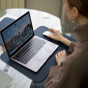 Коврик для MacBook Tapis из натуральной кожи теленка синего цвета