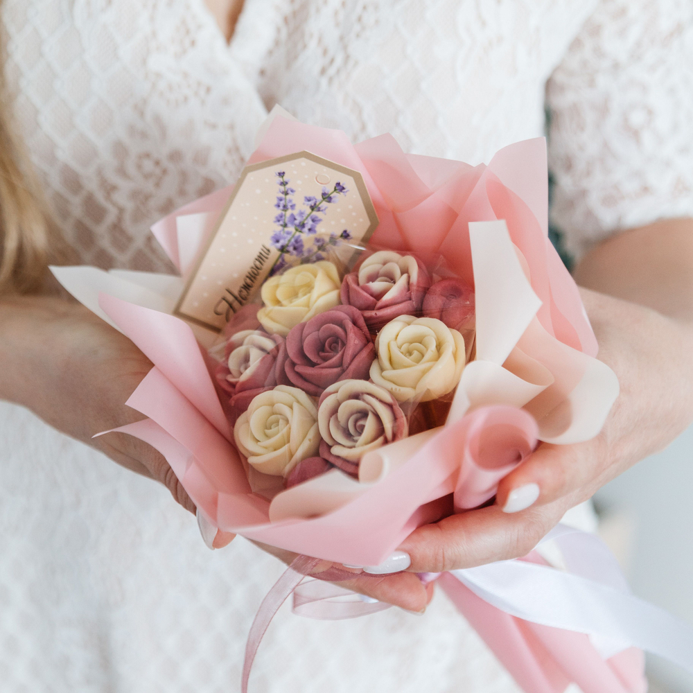 Шоколадный букет "Вкус Любви" из роз с вишней, подарок любимой, жене, маме, подруге, дочке на 8 марта.