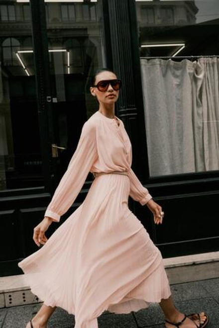 ZARA ПЛИССИРОВАННОЕ ПЛАТЬЕ МИДИ С ПОЯСОМ, ПУДРОВЫЙ