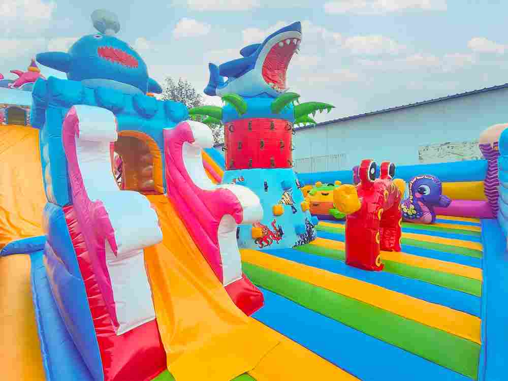 Коммерческий надувной батут «В гостях у акулы», 18*10*7 м