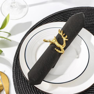 Золотистое кольцо для салфетки «Олень»