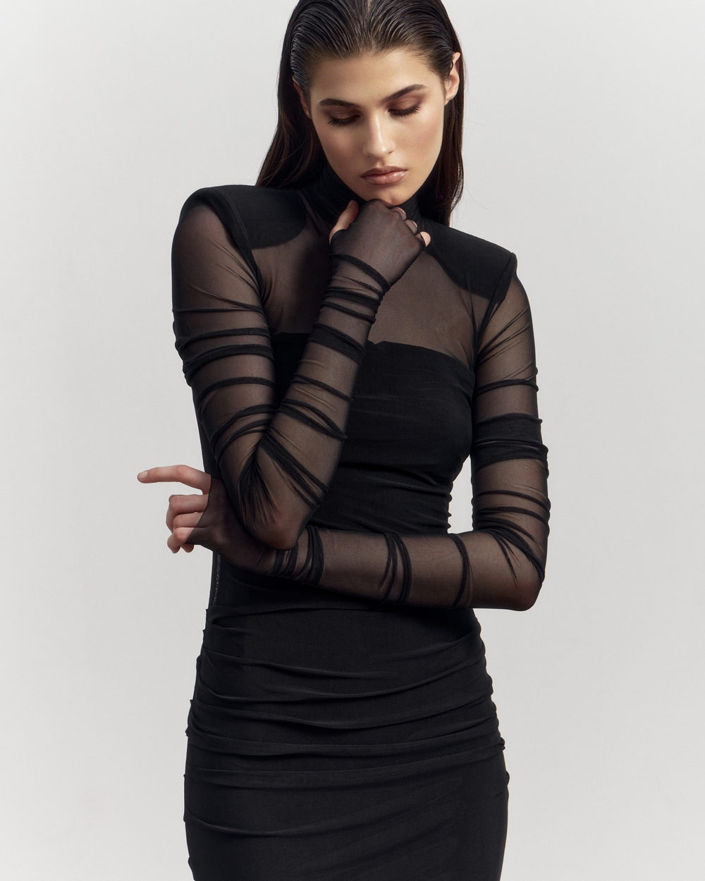 Платье макси из сетки с подплечниками