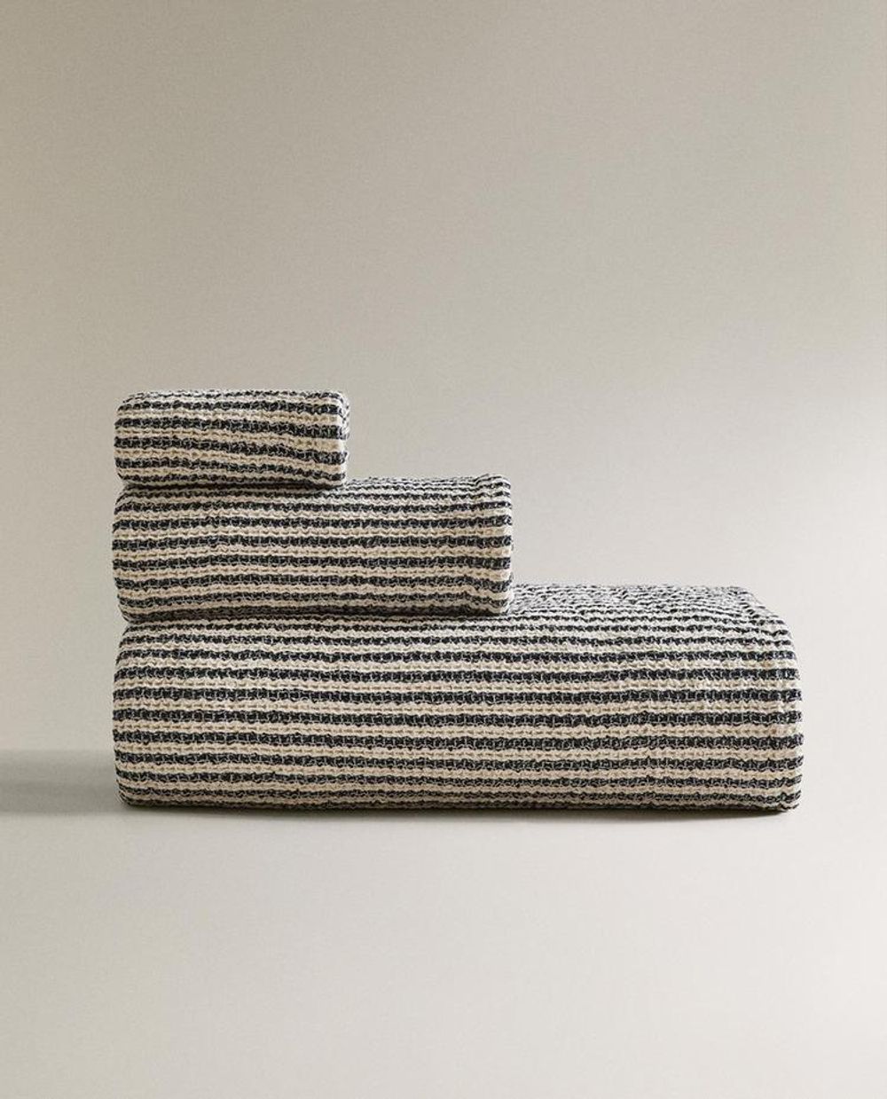 ZARA HOME ПОЛОТЕНЦЕ ДЛЯ ВАННОЙ С ВАФЕЛЬНЫМ УЗОРОМ, ПЕСОЧНЫЙ/ЧЕРНЫЙ