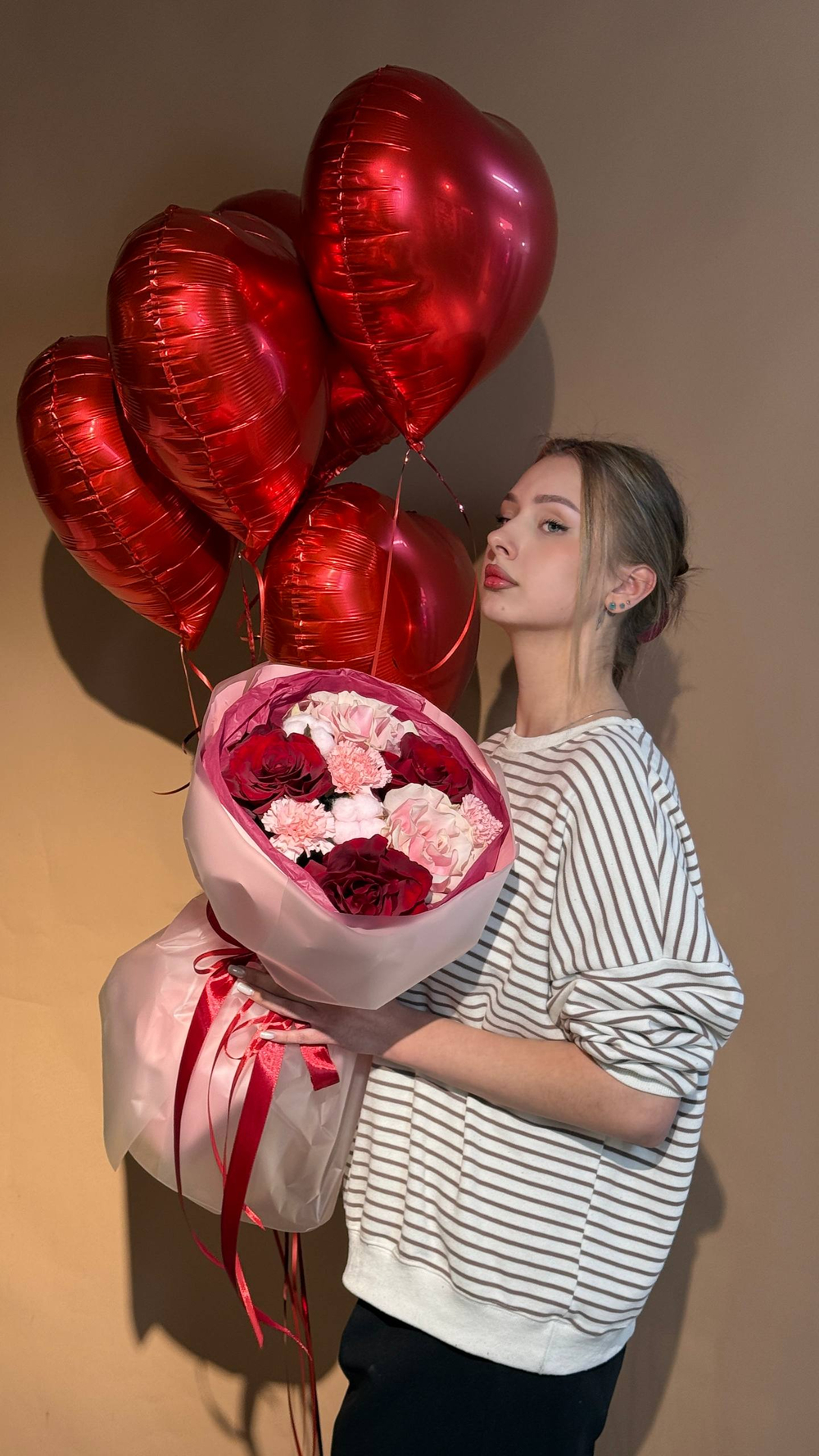 Букет нежная страсть и связка из 5 шаров сердце красных