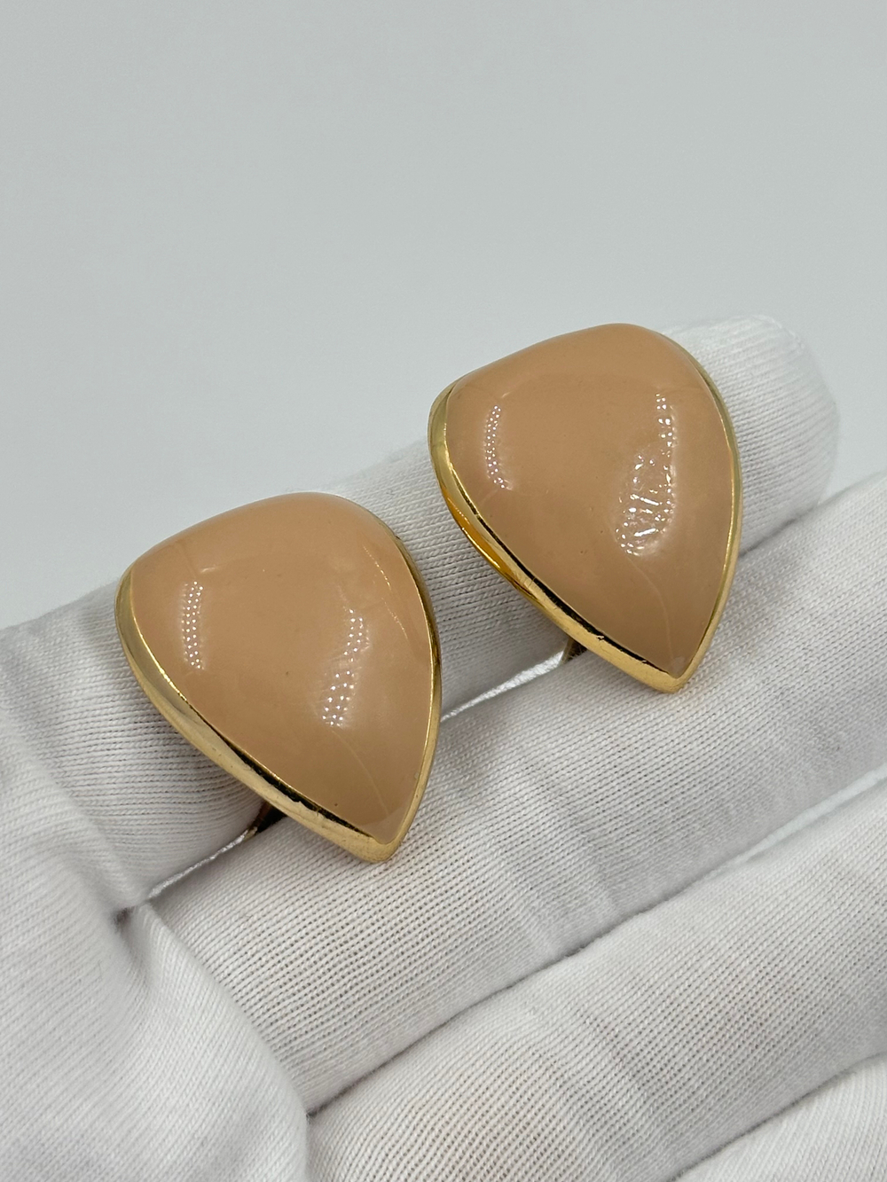 Клипсы с бежевой эмалью Lanvin