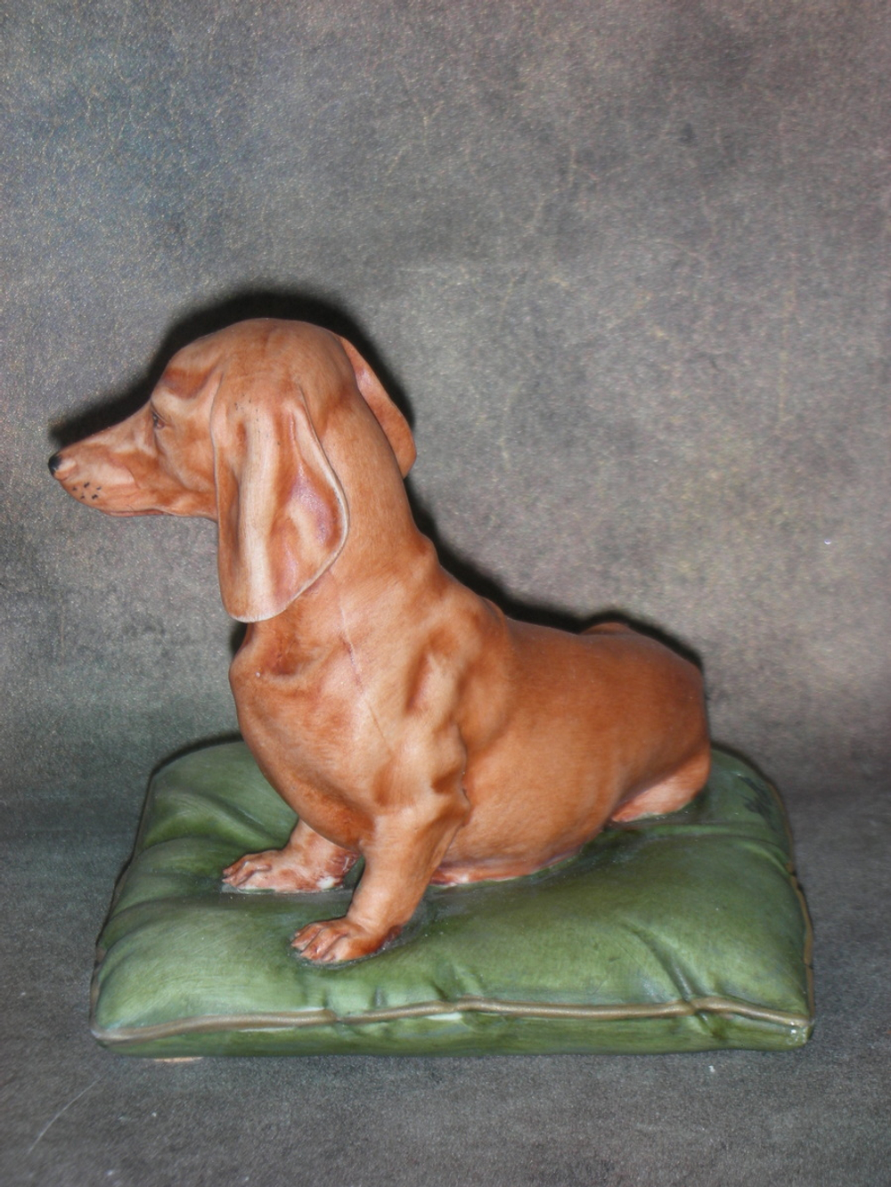 Статуэтка. Фарфор. Такса на зеленой подушке. Capodimonte. Италия