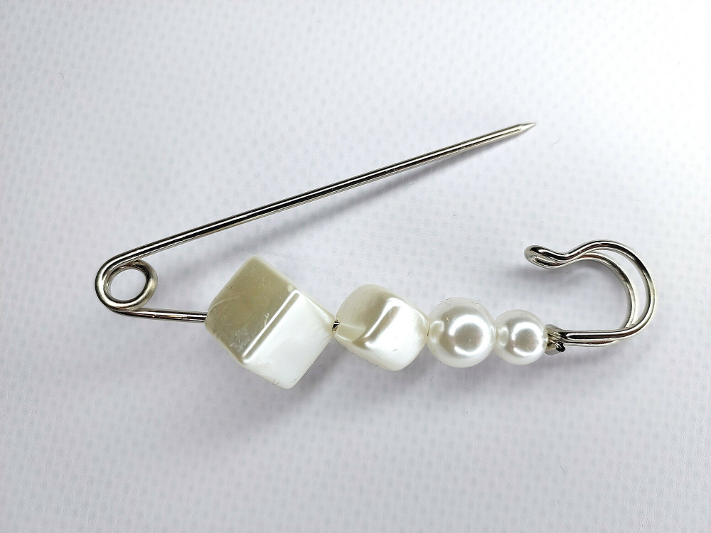 Булавка брошь "Жемчужная роскошь" для кардигана. пальто. Костюма. Цвет  белый