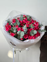 предзаказ - моно букет из кустовых роз и эвкалипта