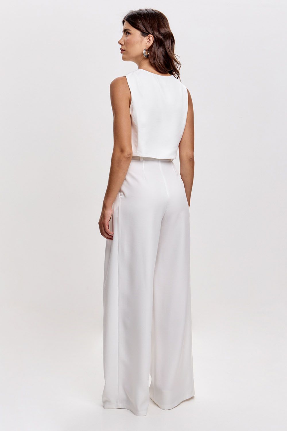 Свободные брюки с защипами белого цвета