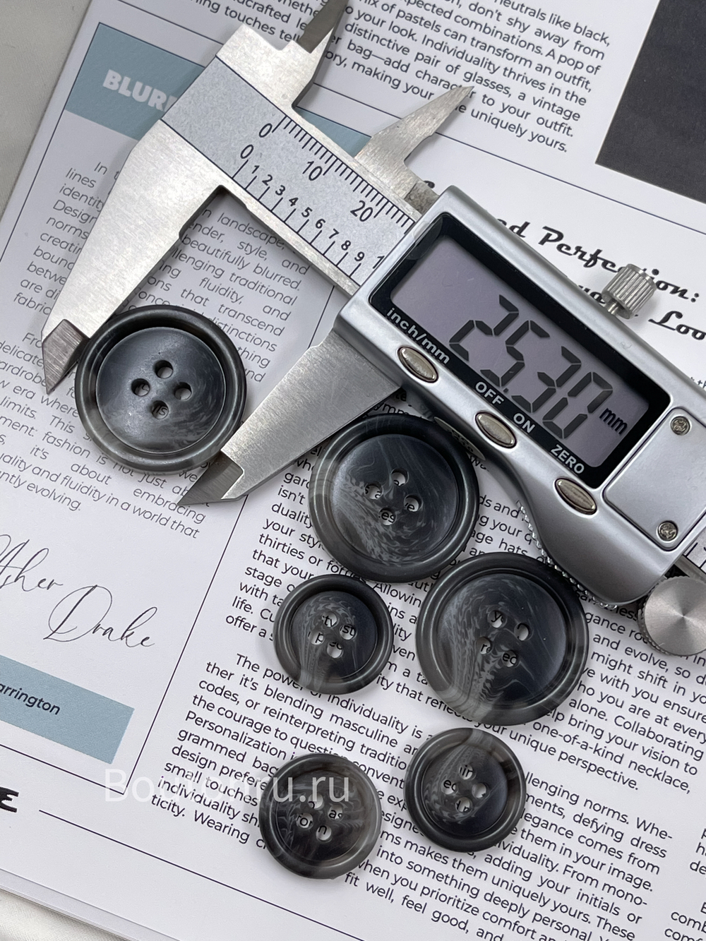 Пуговицы на прокол темно-серые с белыми прожилками