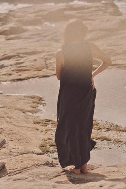 ZARA СТРУЯЩЕЕСЯ ПЛАТЬЕ МИДИ ОБЪЕМНОГО КРОЯ, ЧЕРНЫЙ