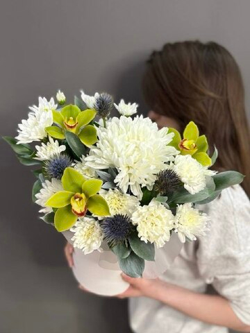 Коробка с цветами в бело-зеленой гамме