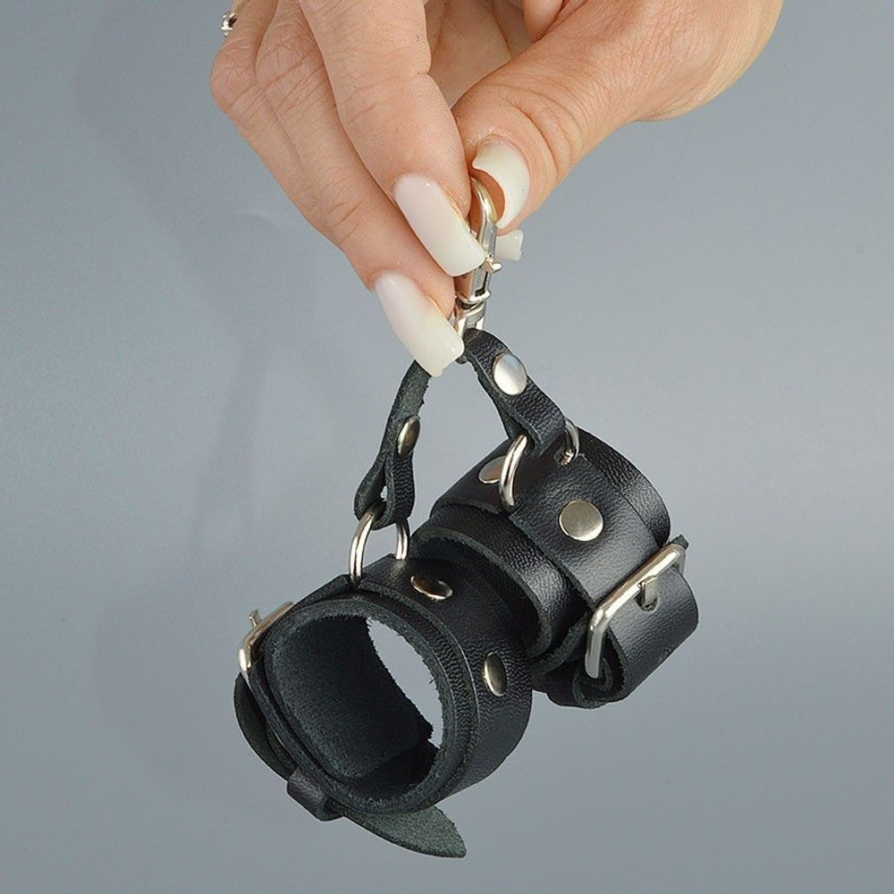 Черный кожаный брелок в виде наручников (Цвет: черный)