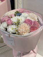 Сборный букет из кустовой пионовидной розы, хризантемы и гвоздики