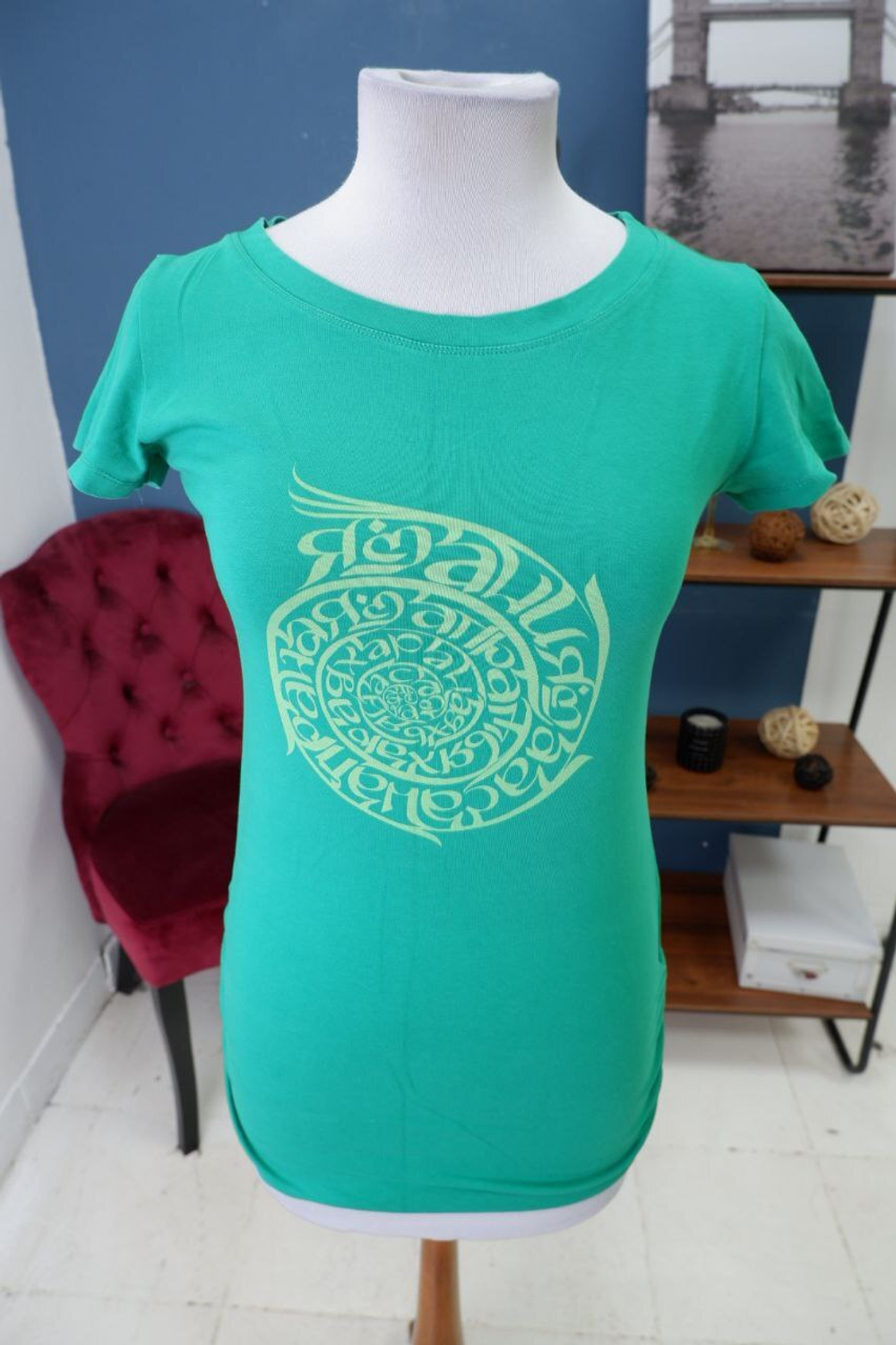 Футболка зеленая с принтом 44 размер