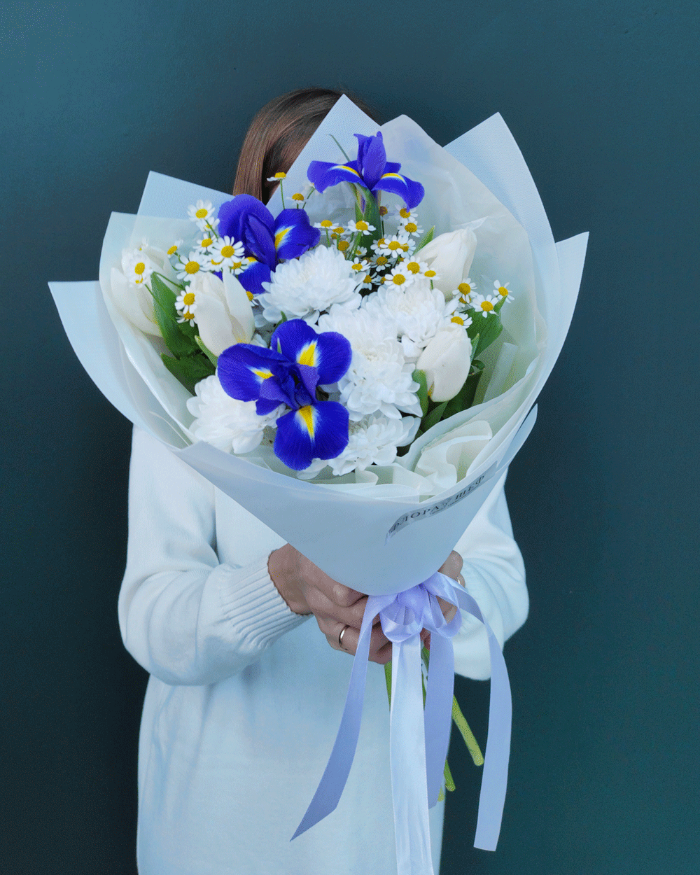 Весенний букет из ирисов и тюльпанов(00457)