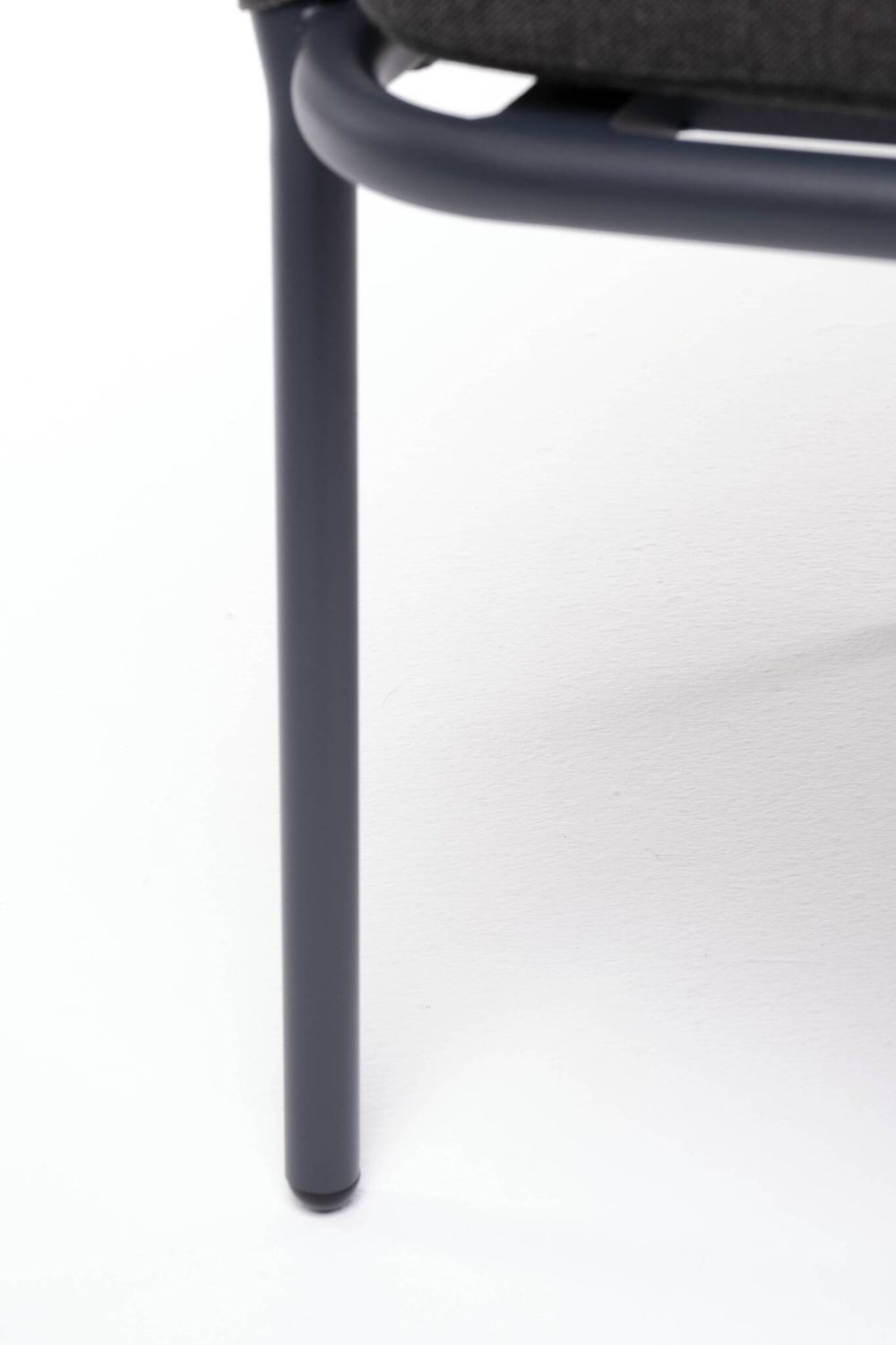 "Бордо" стул плетеный из роупа, каркас алюминий темно-серый (RAL7024) муар, роуп серый 15мм, ткань темно-серая 027