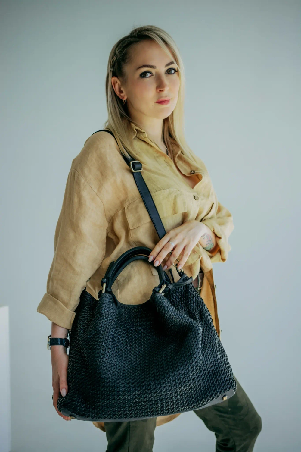 Женская плетеная сумка из натуральной винтажной кожи черного цвета