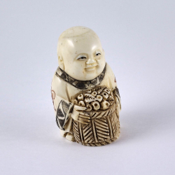 Нэцкэ Монах с корзиной цветов