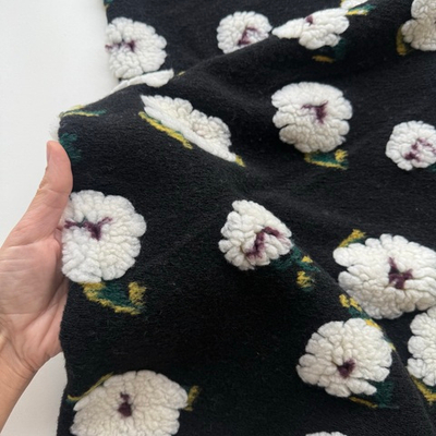 Трикотажное полотно с объемными цветами (чёрный фон)