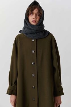 Объемное пальто зеленого цвета
