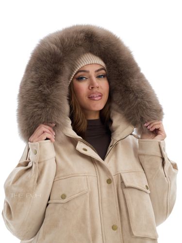 Объемная парка бежевого цвета из замши