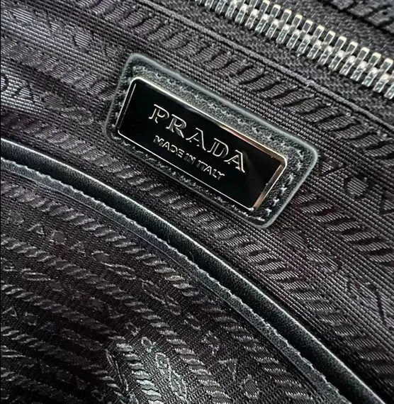 Рюкзак Prada из сафьяновой кожи с треугольным логотипом