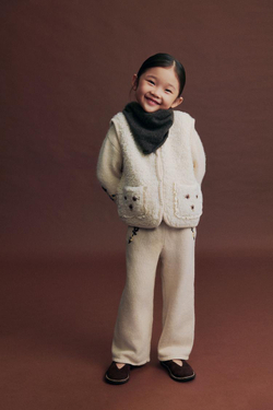 ZARA ВЯЗАНЫЙ ЖИЛЕТ С ИСКУССТВЕННОЙ ОВЧИНОЙ И ЦВЕТОЧНОЙ ВЫШИВКОЙ, ЭКРЮ