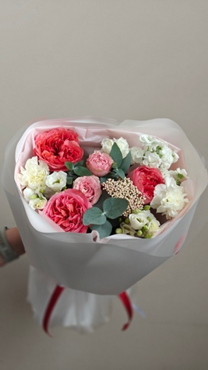 Круглый букет с пионовидными розами