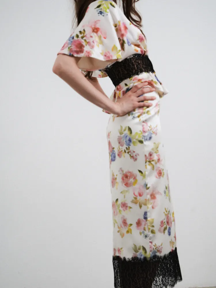 Ясмин (Yasmin), блуза из молочного атласа с цветочным принтом, с отделкой черным кружевом