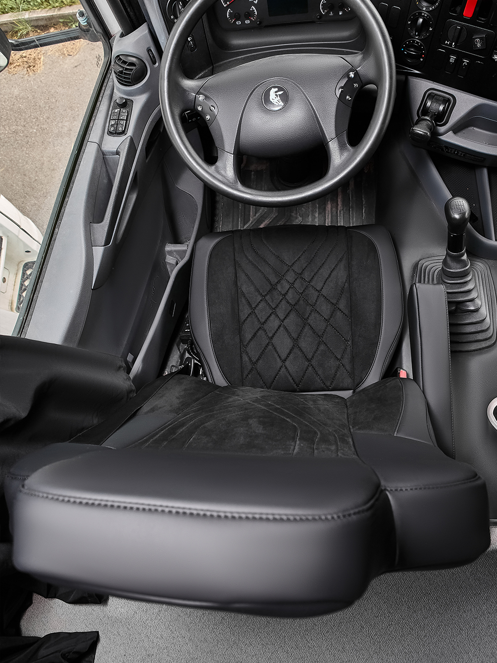 Чехлы Люкс КамАз 5490 K4 с 2014 года (экокожа, черный, черная вставка)