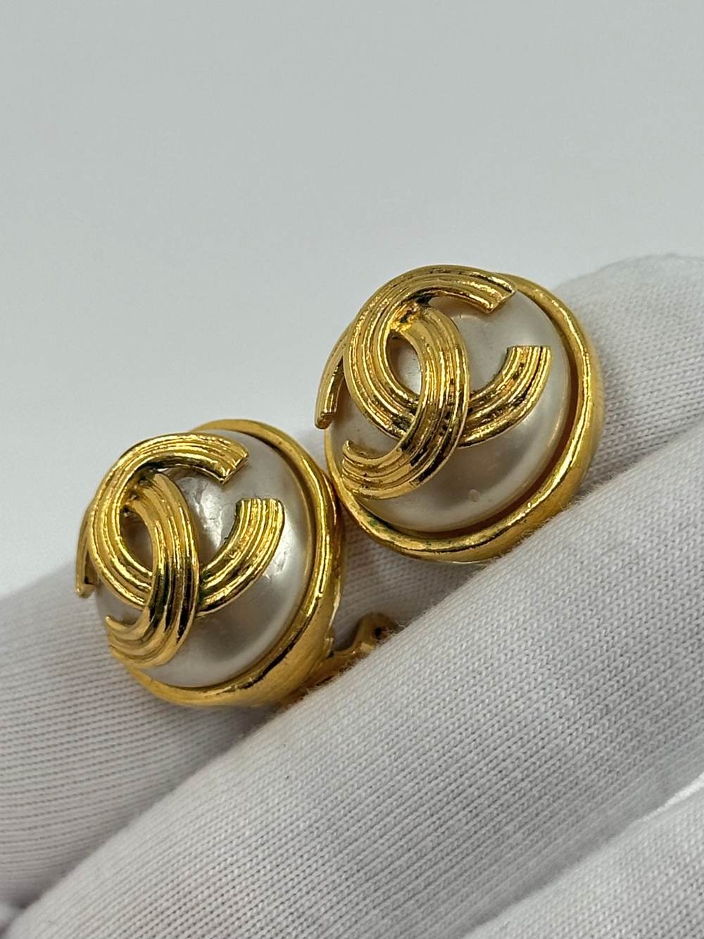 Клипсы Chanel с «жемчугом» и лого