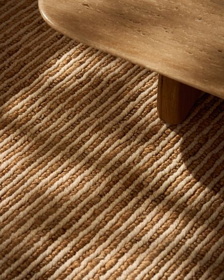 Журнальный столик Pirita из бежевого травертина с ножками из дуба натурального цвета, 147 x 65 см