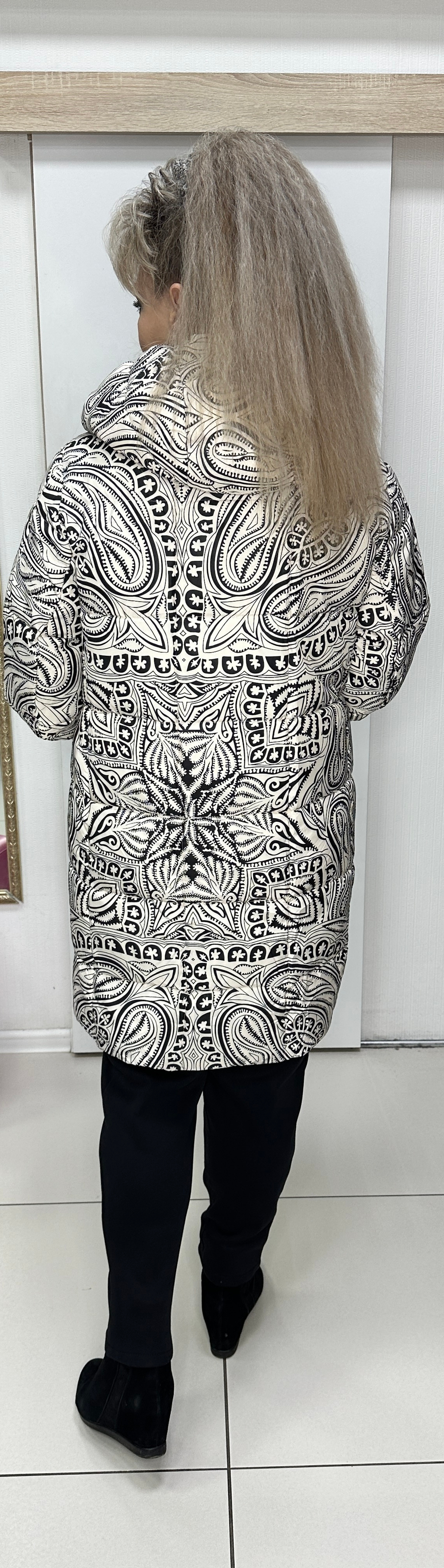 Удлиненный черно-белый пуховик