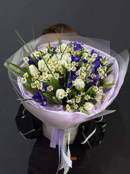 Букет из ирисов, тюльпанов и ромашек