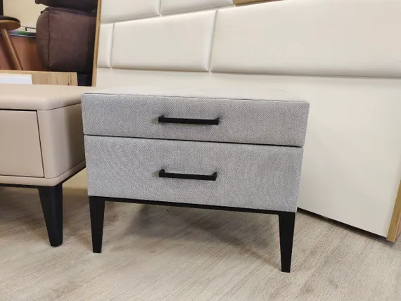 Прикроватная тумбочка Berli с двумя ящиками, серая ткань