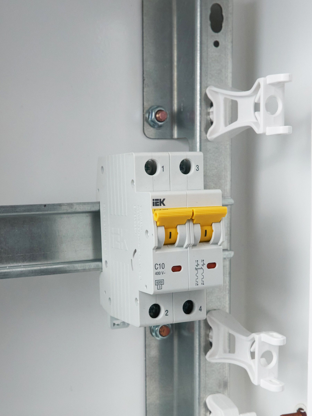 KARAT Автоматический выключатель ВА47-60M 2P C 10А 6кА IEK