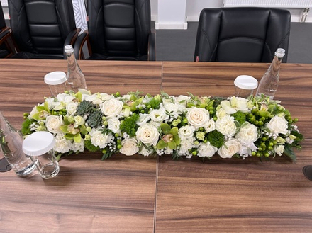 Композиция на стол переговоров