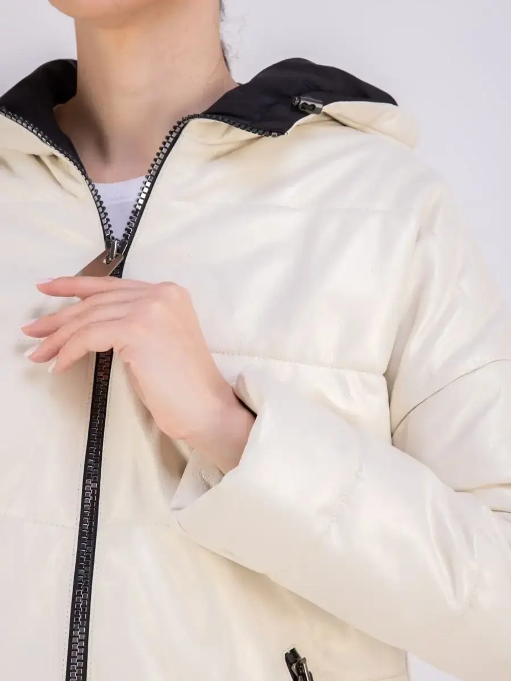 Куртка женская кожаная утепленная с капюшоном