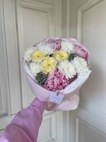 Букет сборный с пионами и незабудками