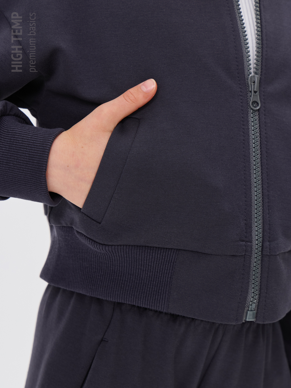 Укороченный бомбер из футера на молнии