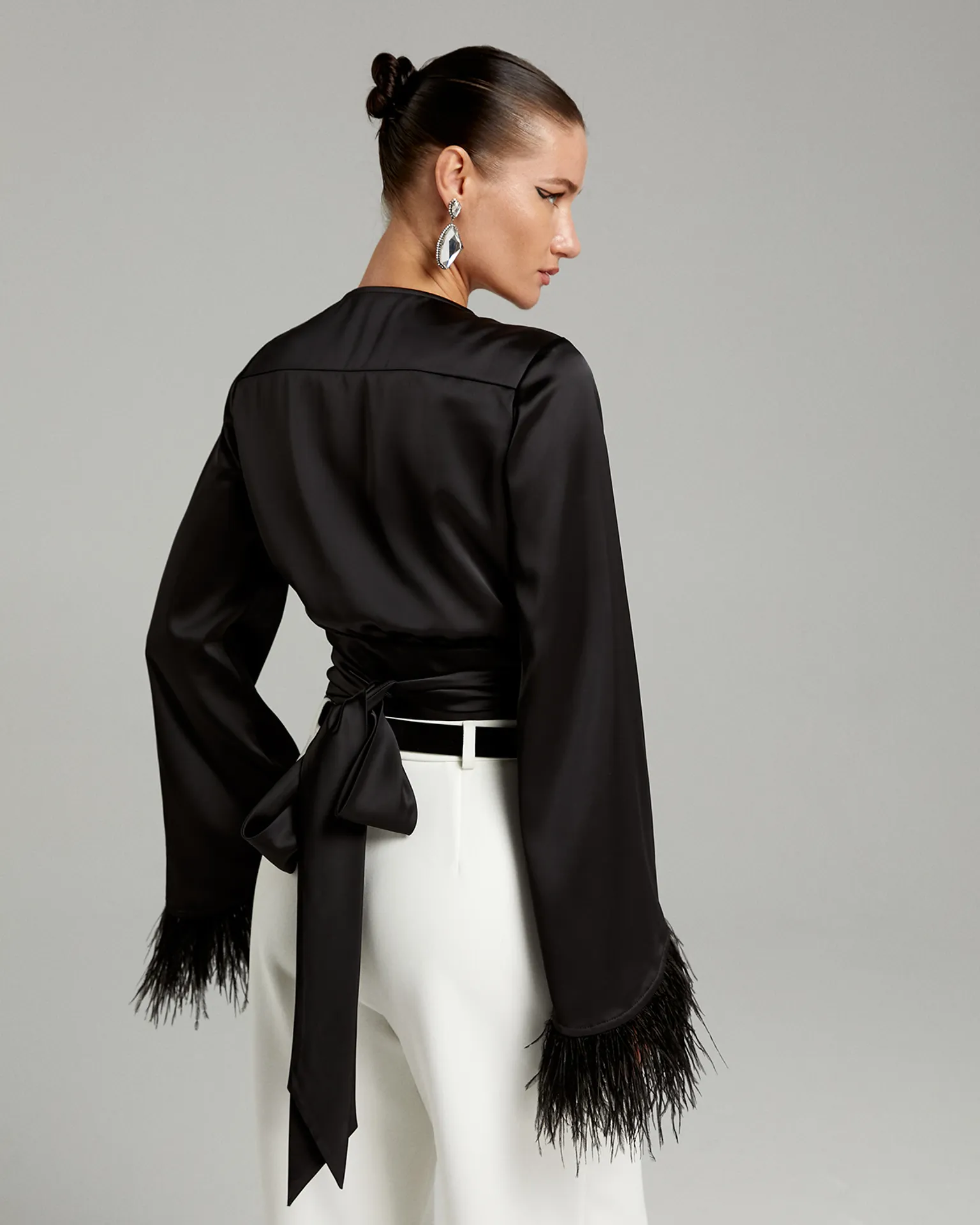 Блуза с перьями черного цвета