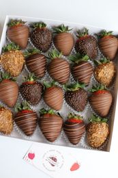 Клубника в молочном и темном шоколаде