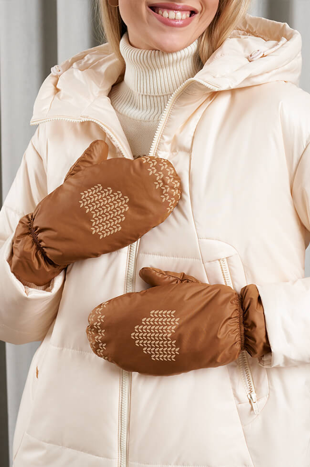 8372 Варежки женские (карамельный)