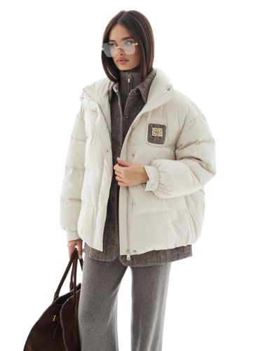 Бежевый пуховик с комбинированной рубашкой