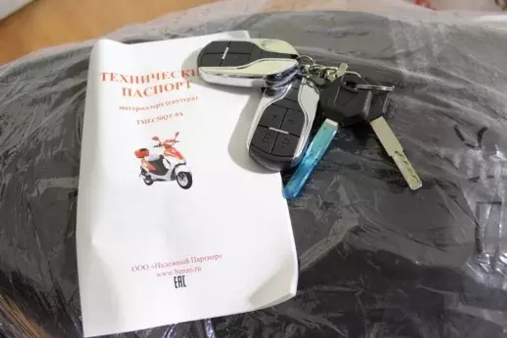 Скутер VENTO CORSA 49 cc (150) + сигнализация с автозапуском  цвет RED/WHITE