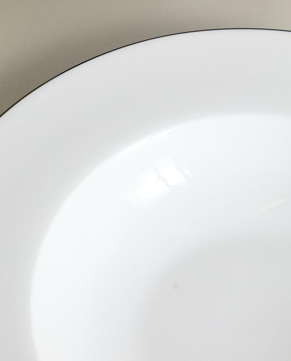 ZARA HOME ГЛУБОКАЯ ТАРЕЛКА ИЗ КОСТЯНОГО ФАРФОРА С КАЙМОЙ, БЕЛЫЙ/ЧЕРНЫЙ