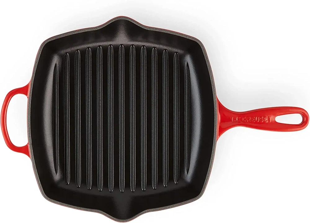 Le Creuset Чугунная сковорода-гриль диаметром 26 см вишневого цвета.